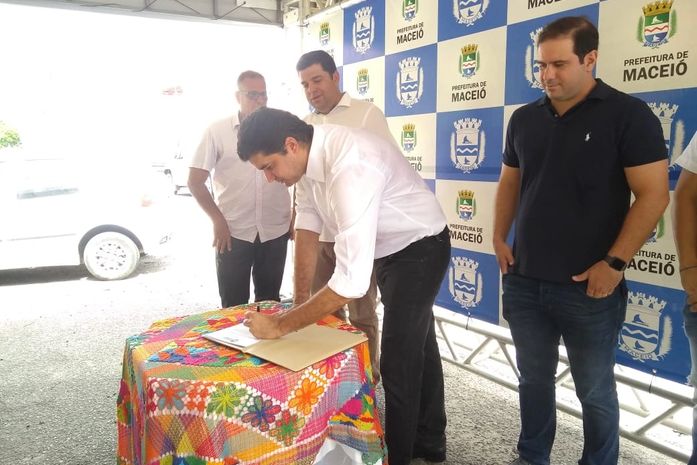 Prefeito assina ordem de serviço para obras em Pajuçara