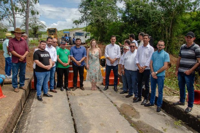 Prefeito Marlan inspeciona início dos trabalhos da recuperação da ponte de acesso a Limoeiro de Anadia