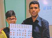 Professor da rede municipal cria instrumento e dá aulas de piano com tábua e pedras decorativas para deficientes visuais