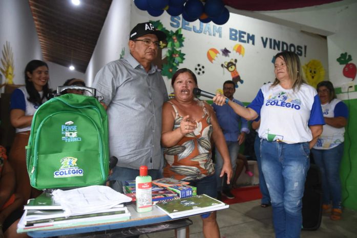Em ação inédita, prefeitura inicia entrega kits de materiais escolares para toda rede municipal