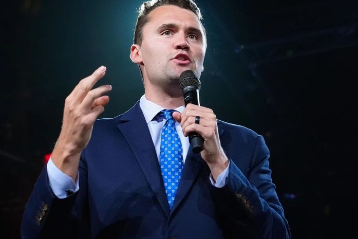Governo Trump ameaça revogar visto de brasileiro que comemorou a morte de Charlie Kirk