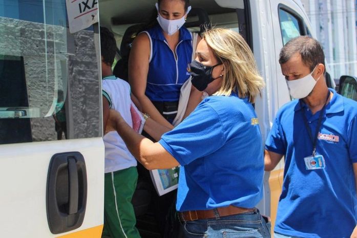 Monitores do transporte escolar municipal garantem segurança de estudantes