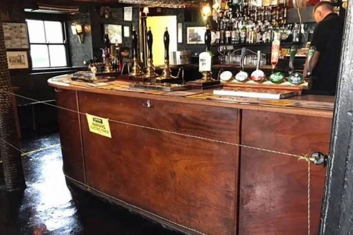 Bar instala cerca elétrica para manter distanciamento entre clientes