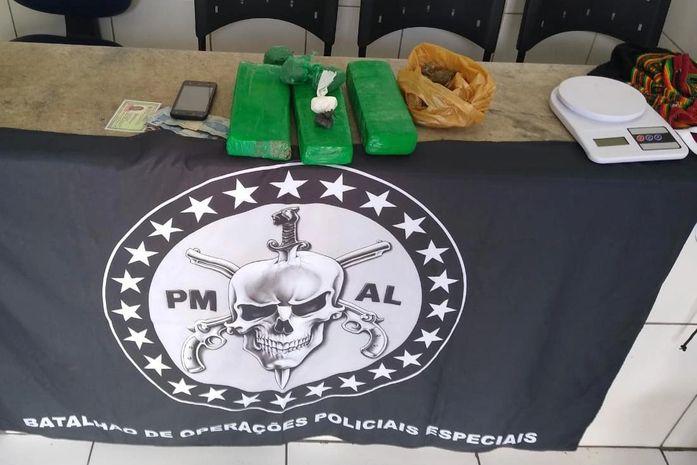 Bope apreende drogas e dinheiro com acusado de tráfico durante abordagem