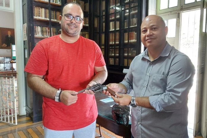 Presidente do Sindpol, Ricardo Nazário, entregou arma deixada na porta do sindicato para o secretário do IHGAL, Claudemir Mota.