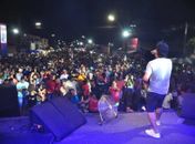Arrastão de aniversário da Penedo FM coloca milhares de pessoas para subir ladeira