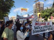 Fernandes Lima é fechada por moradores do Pinheiro em protesto contra atraso nas indenizações 