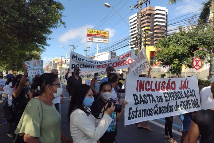 Fernandes Lima é fechada por moradores do Pinheiro em protesto contra atraso nas indenizações