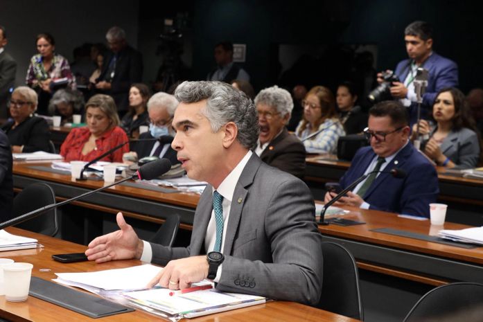 Rafael Brito defende percentual máximo para contratação de professores temporários na rede pública de ensino