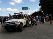 Ambulância que transportava pessoas feridas durante confrontos no sul da cidade venezuelana de Kumarakapay, perto da fronteira com o Brasil, é assistida por pessoas na fronteira entre a Venezuela e o Brasil, em Pacaraima.