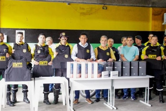 Prefeito Júlio Cezar entrega novos equipamentos e assina incentivos para agentes da SMTT