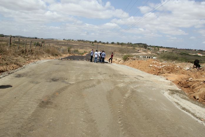 Teófilo faz visita técnica nas obras de pavimentação da Av. Mestre Nelson Rosa