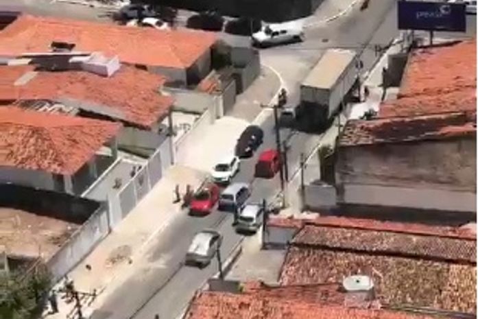 Troca de tiros em rua no bairro do Farol assusta moradores; veja vídeo 