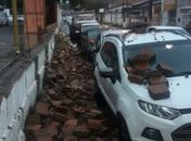 Muro do estacionamento do Fórum do Barro Duro desaba e atinge veículos