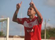 Sérgio Motta comemora um dos três gols marcados