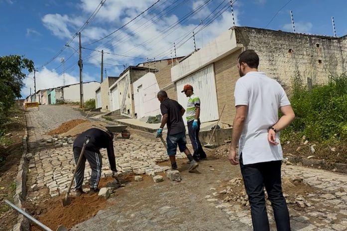 Prefeito de Anadia acompanha obras de recuperação de pavimentação