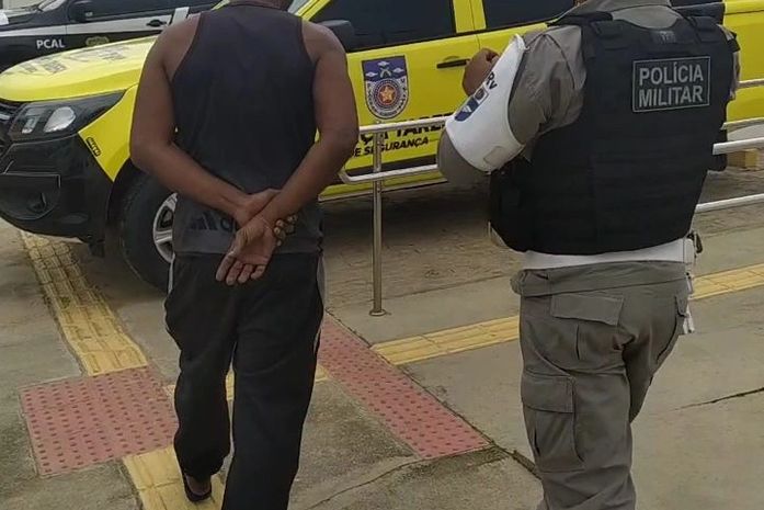 Homem é preso conduzindo motocicleta na posição “superman” em São Sebastião