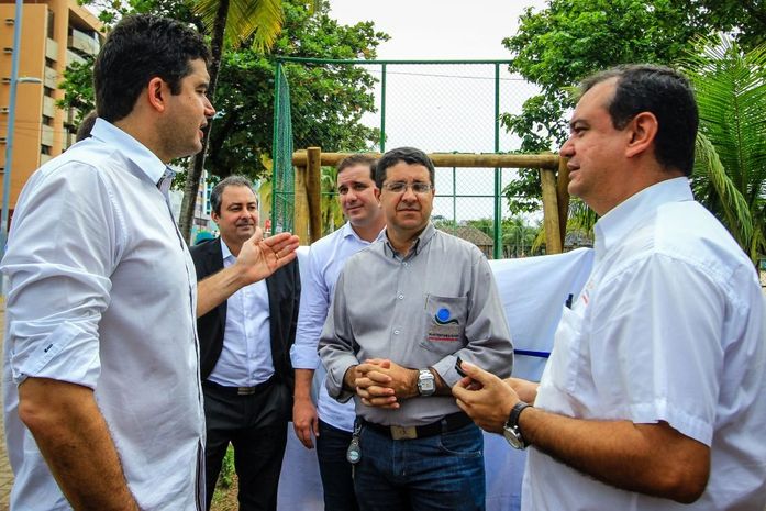 Rui Palmeira inaugura praça sustentável na Pajuçara