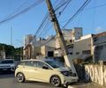 Carro bate em poste e deixa moradores sem energia no Farol