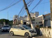 Carro bate em poste e deixa moradores sem energia no Farol