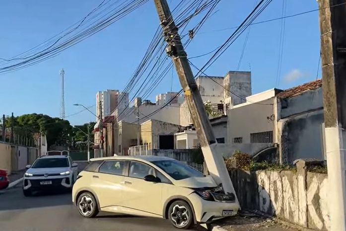 Carro bate em poste e deixa moradores sem energia no Farol