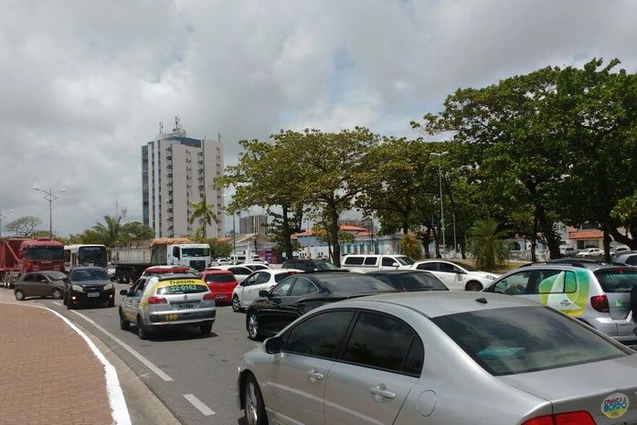 Pescadores fecham avenida no Jaraguá e cobram pagamento de seguro