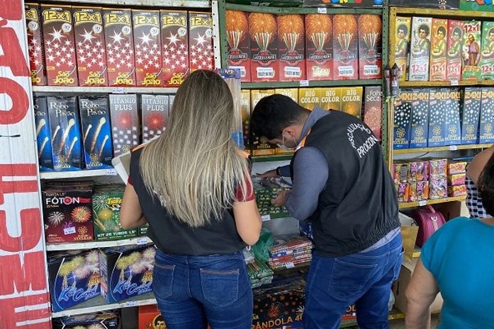 Com diversas irregularidades, barracas de fogos de artifícios são interditadas em Maceió 
