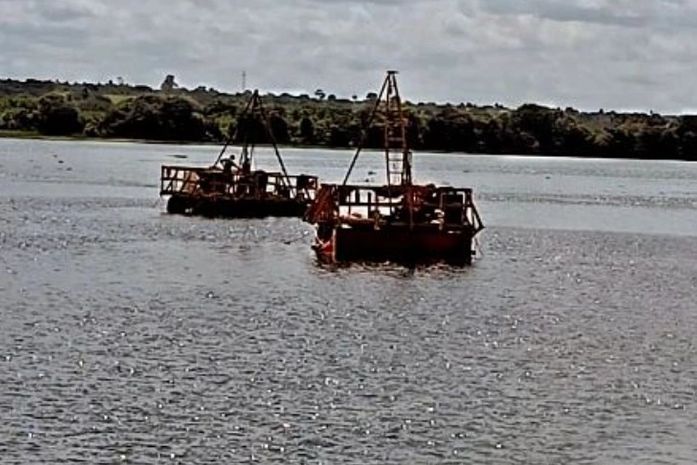 Plataformas flutuantes realizam sondagem para instalação da estrutura da ponte Penedo/Neópolis