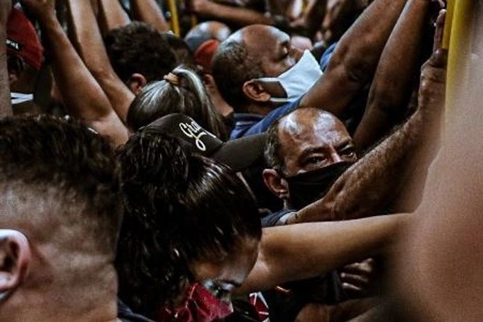 Imagens mostram transporte público lotado