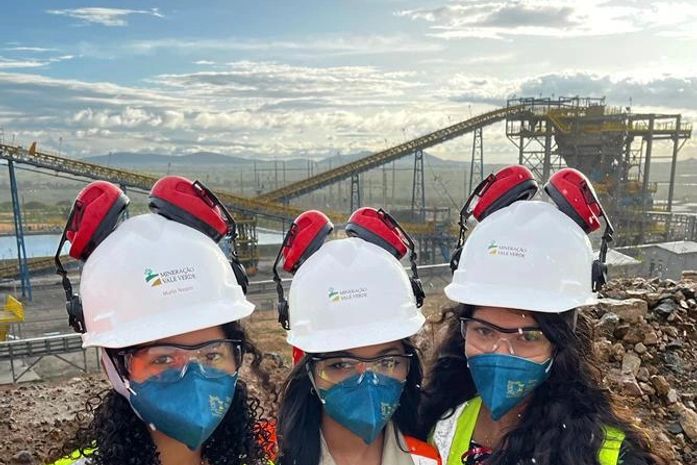 Alunas de Craíbas ganham prêmio por redação e conhecem Mina Serrote