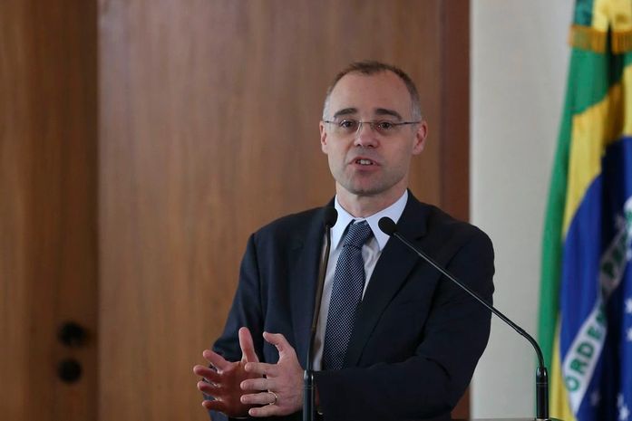 Bolsonaro nomeia André Mendonça para a Justiça e Ramagem para a PF