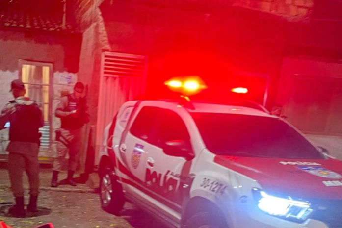 Grupo encapuzado invade casa e executa homem com 21 tiros no Pontal da Barra