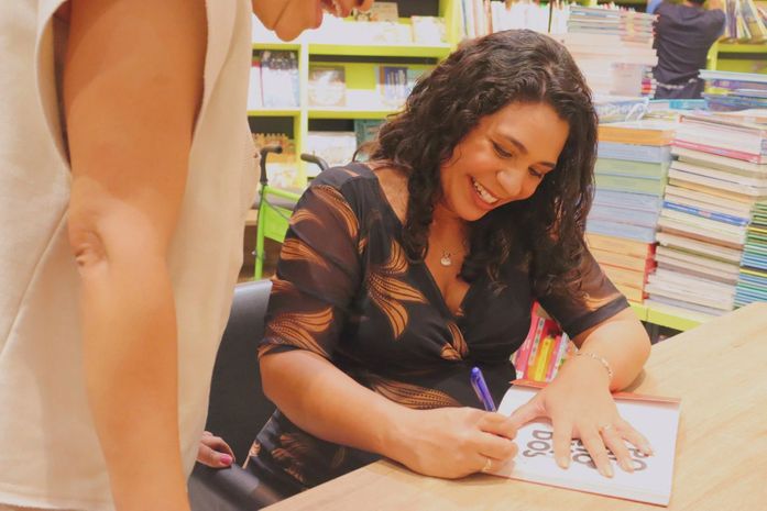 Lançamento de livro de autora cristã reúne público e emociona no Parque Shopping Maceió