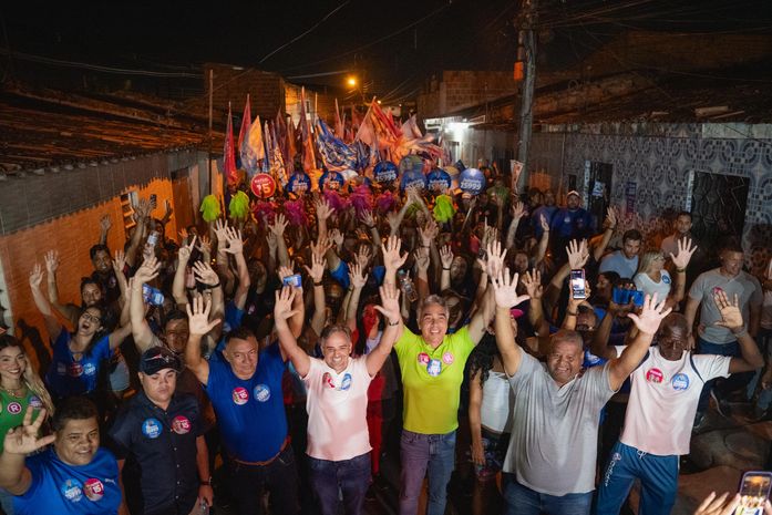 Rafael Brito destaca transporte gratuito em caminhada pelos conjuntos Rosane Collor e Colina 2