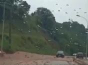 Av. Pierre Chalita fica parcialmente interditada após lama invadir a pista por conta das chuvas