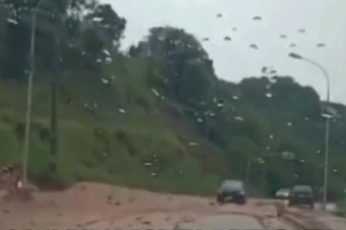 Av. Pierre Chalita fica parcialmente interditada após lama invadir a pista por conta das chuvas