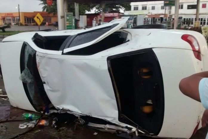 Carro capotado
