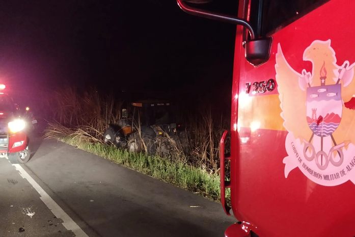 Colisão traseira entre carro e trator