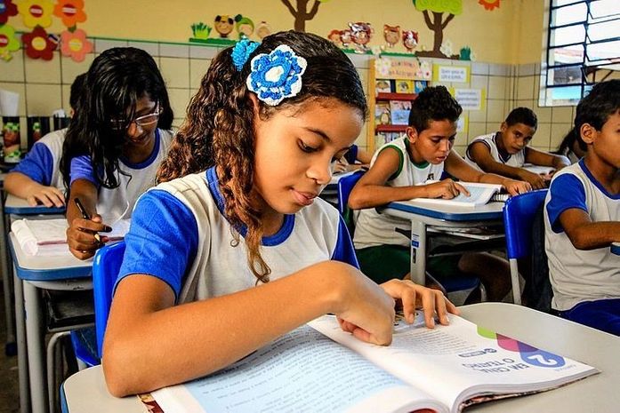Sancionada Lei que garante benefício de até R$ 300,00 a alunos da rede municipal de Maceió 