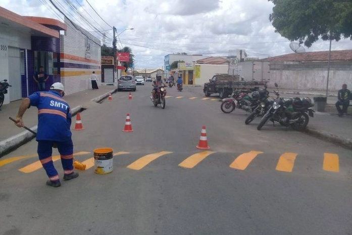 Prefeitura de Arapiraca intensifica trabalhos de sinalização de lombadas