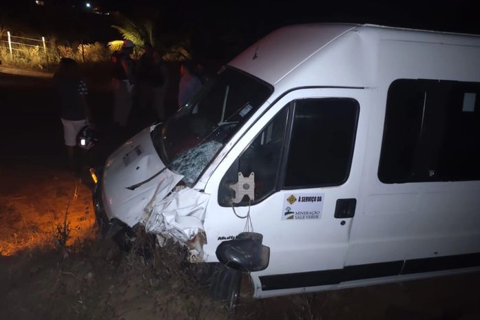 Motociclista morre após ser arremessado para o acostamento durante colisão com van em Craíbas