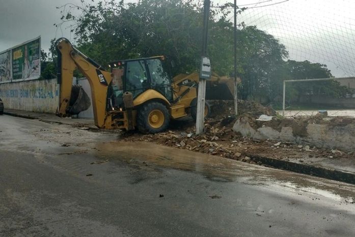 Parte do muro do CBC desaba no centro de Arapiraca