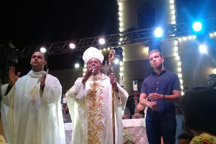 Pároco Márcio, Dom Manoel de Oliveira e o prefeito Vinícius num momento de louvação