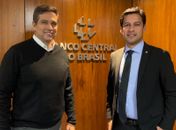 Relator do PL do Desenrola, Rodrigo Cunha se reúne com presidente do Banco Central: “impor ao consumidor uma taxa de 440% de juros no rotativo do cartão de crédito é um abuso”, diz senador