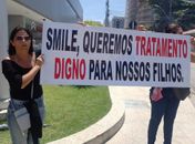 Pais e mães protestam na Pajuçara