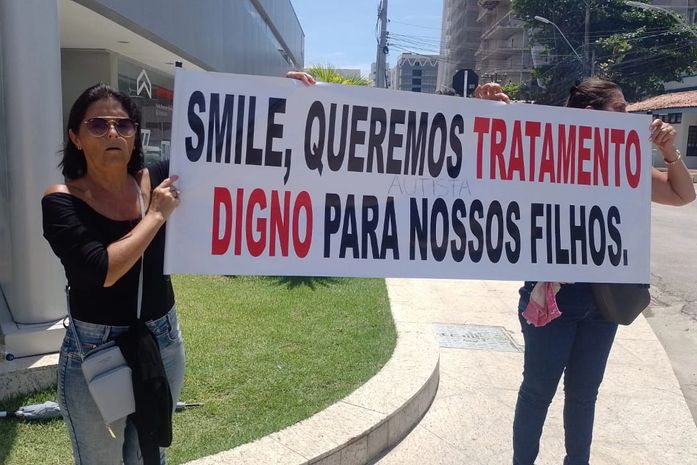 Pais e mães protestam na Pajuçara