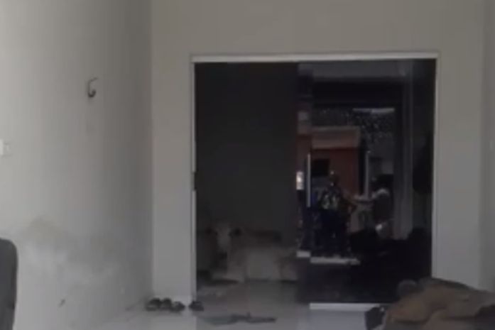 Boi invadiu casa e deitou na sala de estar.