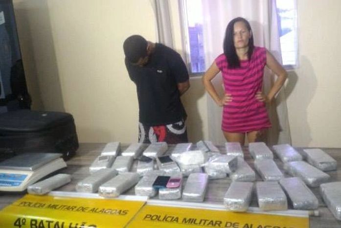 Dupla com maconha apreendida