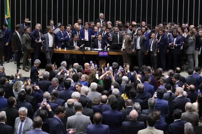 Após obstrução de Plenário, Hugo Motta abre sessão e pede respeito