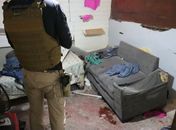 Homem assassina colega, dorme com corpo embaixo do sofá e antes de fugir, avisa vizinhos: “Deixei um pacote”